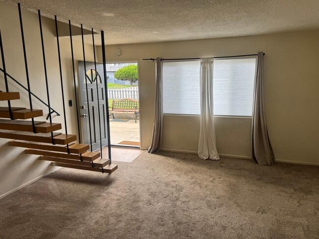Building Photo - 2014 Nelson Ave Unit A