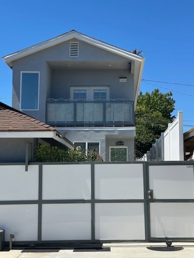 Welcome to this stunning two-story ADU hom... - Welcome to this stunning two-story ADU hom... House
