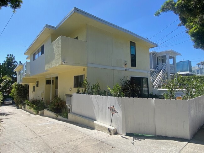 Building Photo - 2036 6th St Unit 1