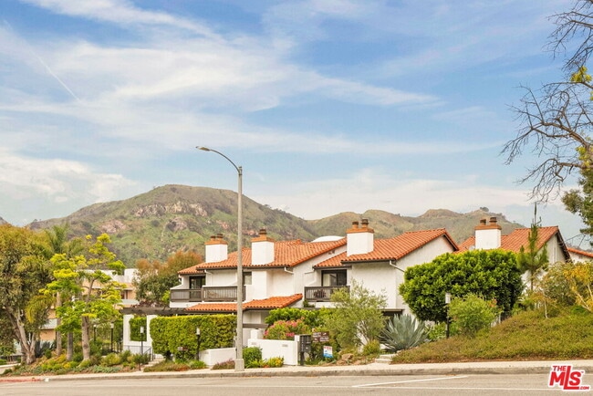 Photo - 1559 Palisades Dr Townhome