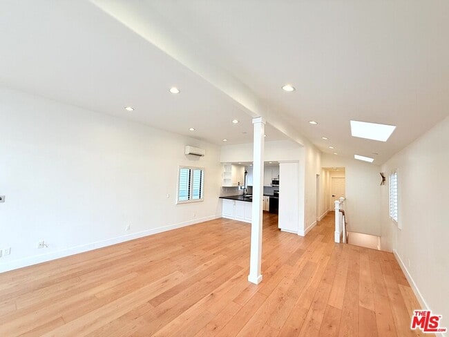 Photo - 1737 Steinhart Ave