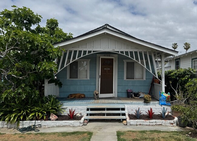 Building Photo - Sunny Beach Cottage with Yard in the Heart of Ocean Beach! Unit 4728 Niagara Ave