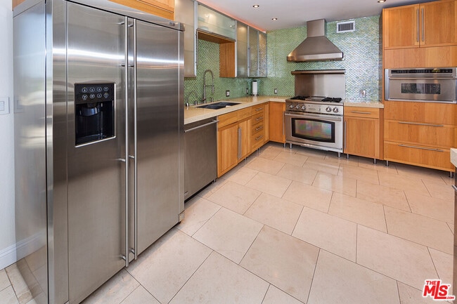 Photo - 1037 N Vista St Unit 301