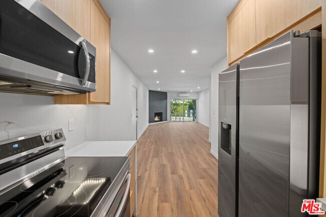Building Photo - 2447 Beachwood Dr Unit 1 Rental