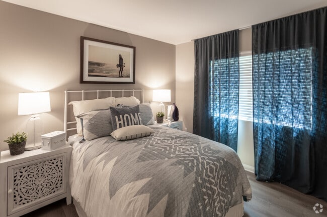 2BR, 1BA - 852 SF - Las Casitas