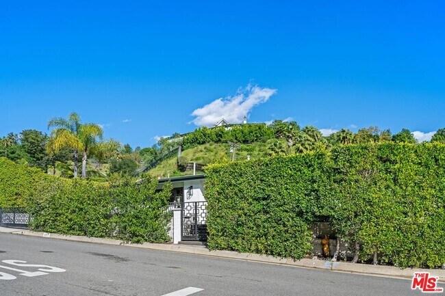 Photo - 2120 San Ysidro Dr