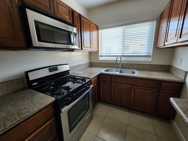 Building Photo - 4767 San Vicente Blvd Unit 7