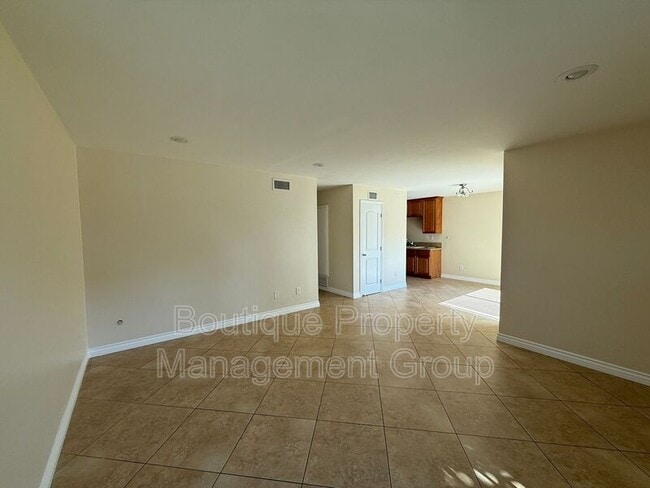 Photo - 1126 S Clifpark Cir House