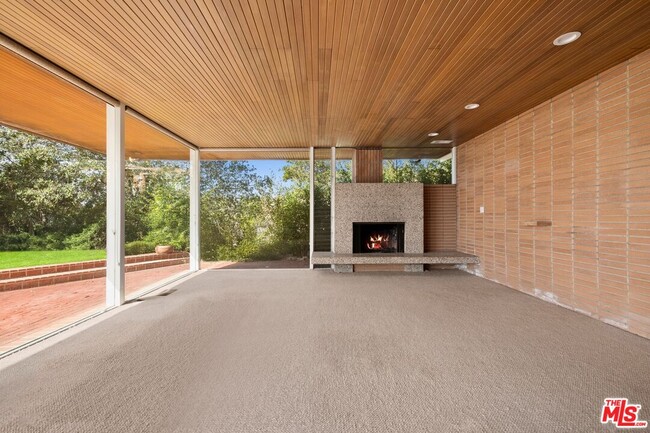 Photo - 590 N Tigertail Rd