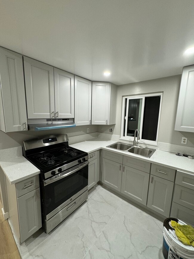 Building Photo - 706 W 1st Ave Unit 5