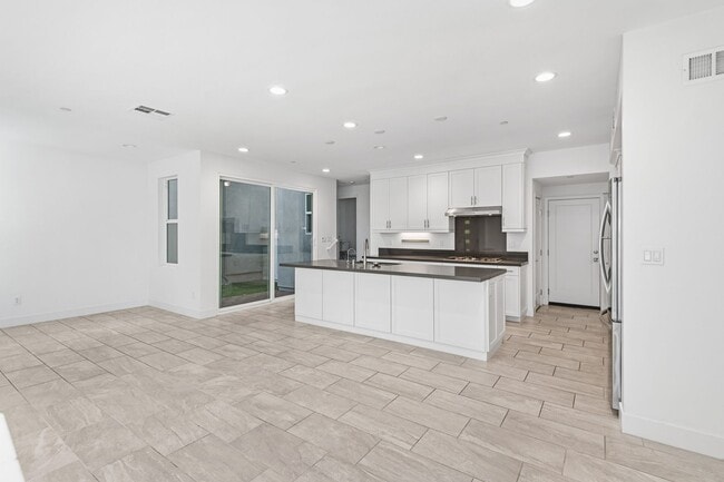 Photo - 3 Bedroom + Loft for Lease GREAT PARK LOCA...