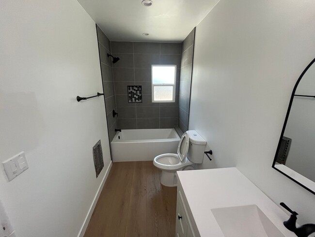 10716-10720 Oxnard St. - 10716-10720 Oxnard St. Apartment Unit 10718