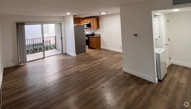 Building Photo - Modern 2-Bedroom Apartment in Gated Van Nu... Unit 6