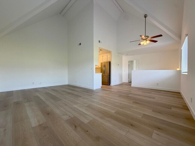 Building Photo - Alhambra Dr Unit B