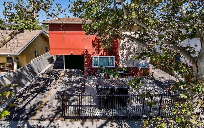 Building Photo - 14653-14655 Calvert St Rental