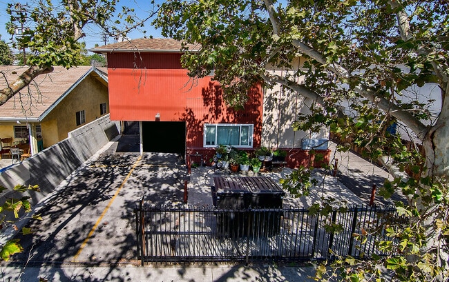 Photo - 14653-14655 Calvert St Apartments