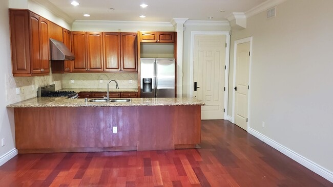 Kitchen - 1135 S Shenandoah St Unit 203