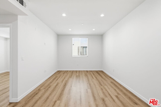 Photo - 8827 Van Nuys Blvd Unit 103