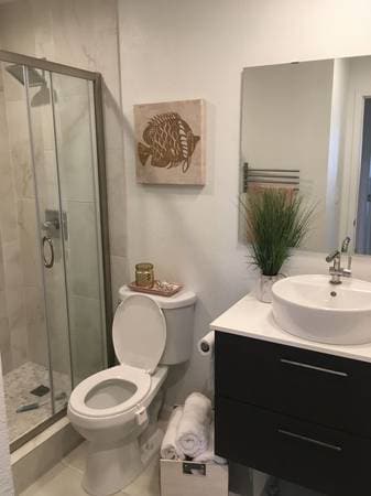 completely updated bath - 2609 Pico Pl Unit 218