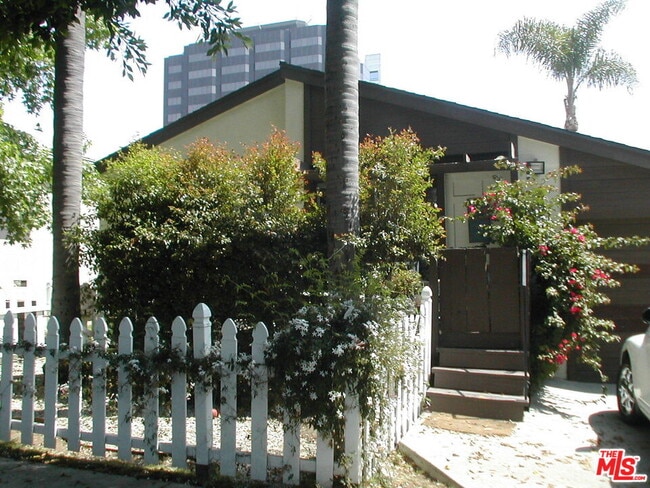 Building Photo - 1227 Franklin St Unit B