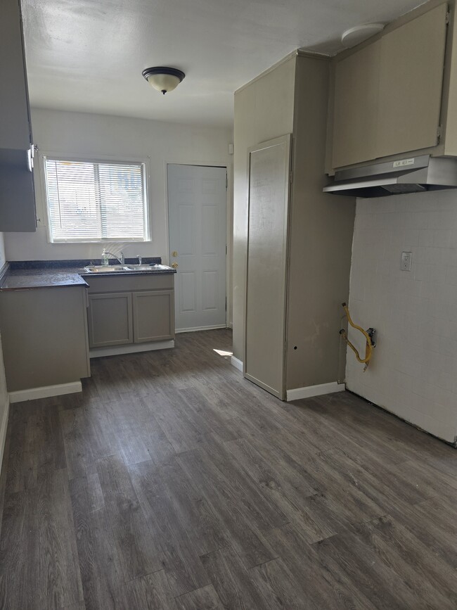 Kitchen - 10210 S Main St Unit 10210 S Main st