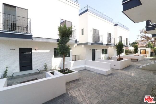 Building Photo - 1249 S Plymouth Blvd