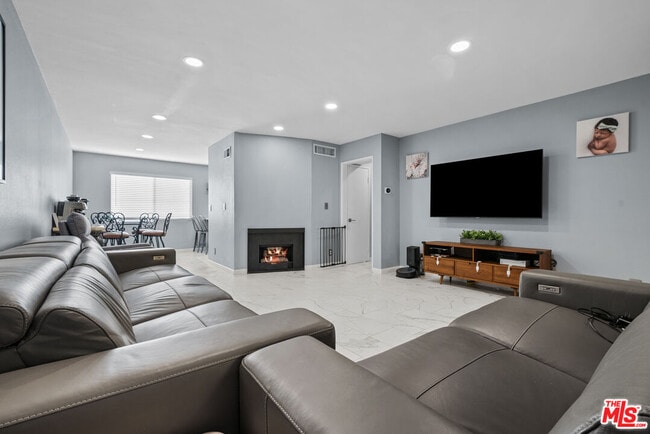 Building Photo - 8024 Vía Pompeii