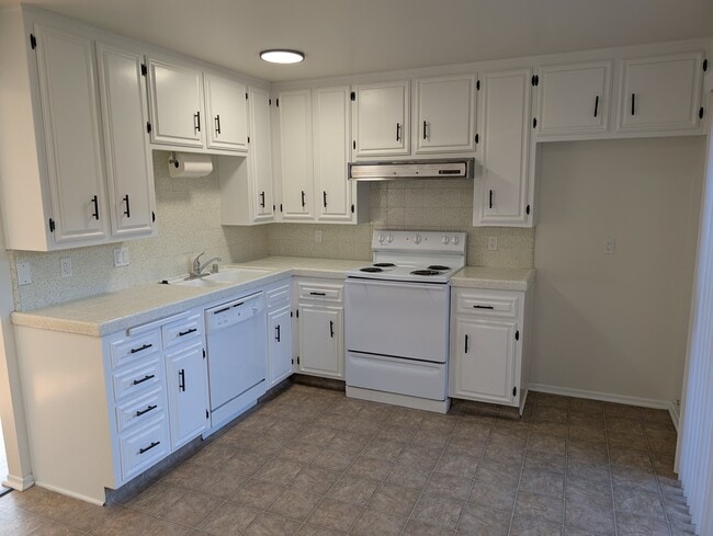 clean kitchen - 2851 W Ave J4