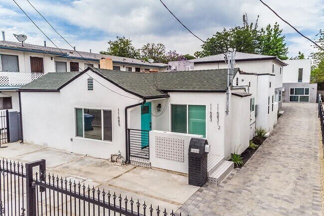 Photo - 11685-11685 Oxnard St Unit OX11685-1