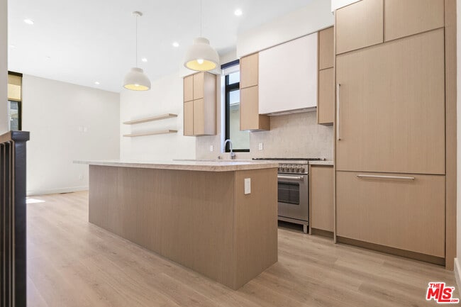 Photo - 426 Arnaz Dr