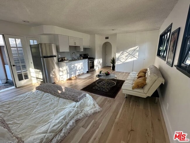 Photo - 19557 Calvert St