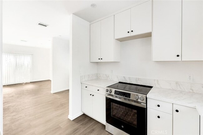 Photo - 7044 White Oak Ave