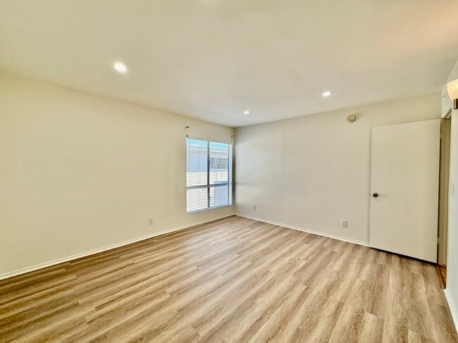 Photo - 5320 Zelzah Ave Unit 314