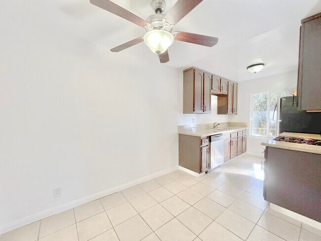 Photo - 10860 Blix St