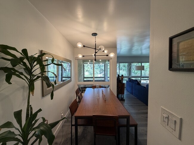 Building Photo - 6250 Buckingham Pkwy Unit 201