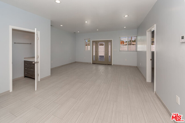 Building Photo - 13659 Magnolia Blvd Rental