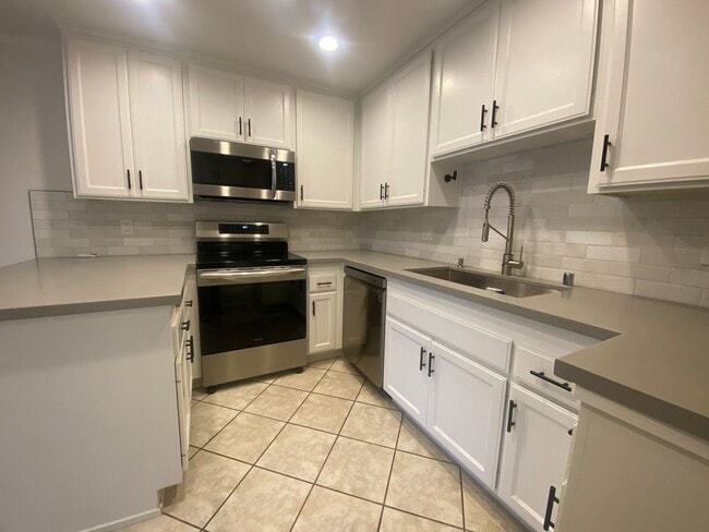 Building Photo - Charming 2 Bed, 2 Bath Carlsbad Condo