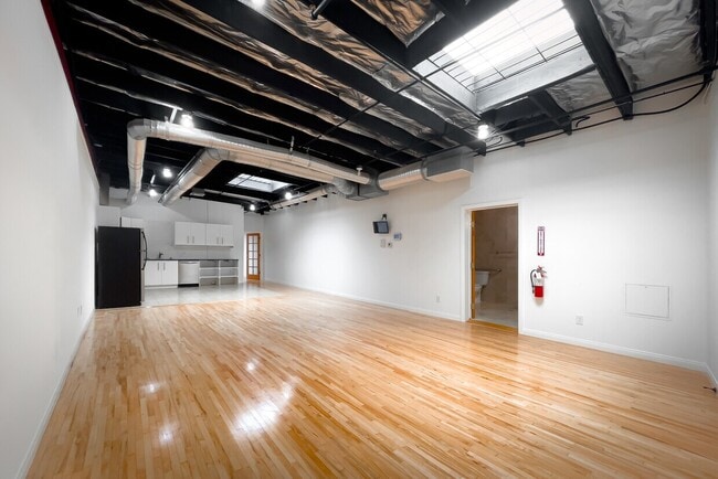 Building Photo - 5401 Alvern Cir Unit Suite D