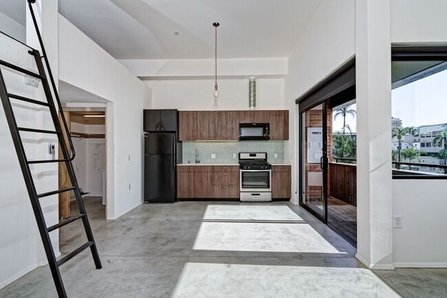 Building Photo - 2870 Fourth Ave Unit Apt 211