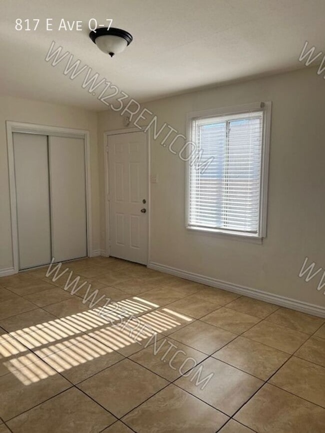 Photo - 817 E Ave Q-7