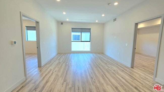 Photo - 1540 S Hayworth Ave Unit 202