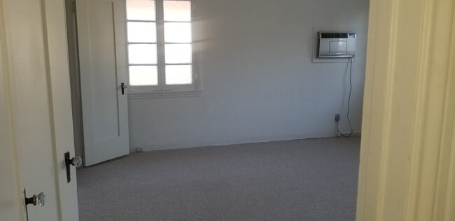 2 bedroom with 2 walk in closet - 1278 S Burnside Ave Unit 1278