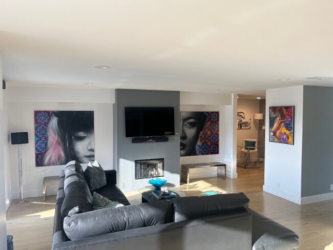 Family room with Fireplace - 723 Palisades Beach Rd Unit 211