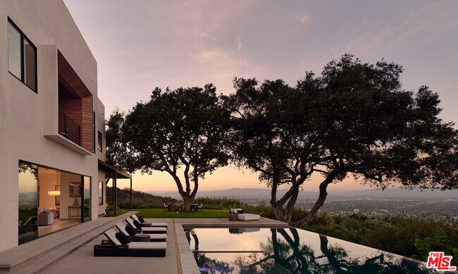 Photo - 13331 Mulholland Dr