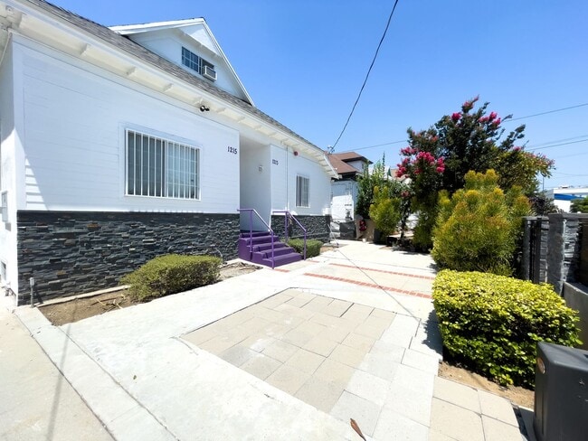 Building Photo - 1213 Dewey Ave Unit 1213 1/2