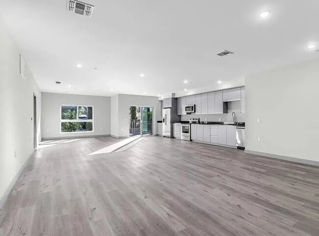 Photo - 7040 Woodman Ave Unit 105