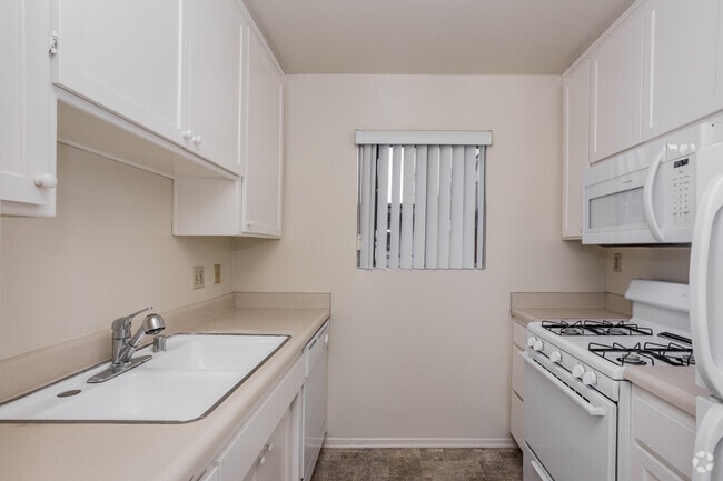 1BR, 1BA, Loft - 850 SF - Lido Apartments - 9915 National Blvd