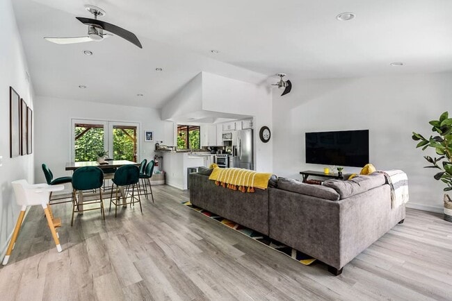 Photo - Beautiful fully furnished 3 bedroom home i...