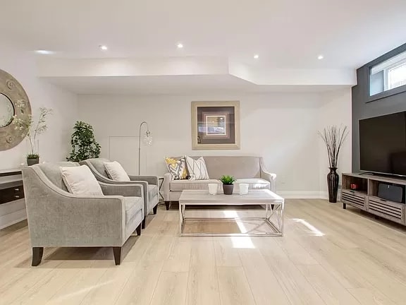 Building Photo - Euclid