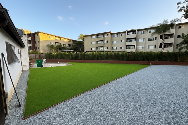 Building Photo - 5BD/2BA, Huge Yard!